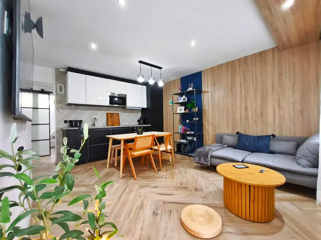 Salón de Lo Peix con sofá, mesa de centro y cortinas con luz natural, apartamento en La Ràpita