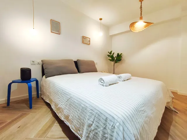 Dormitorio principal de Lo Peix con cama de matrimonio, luminoso y de líneas limpias