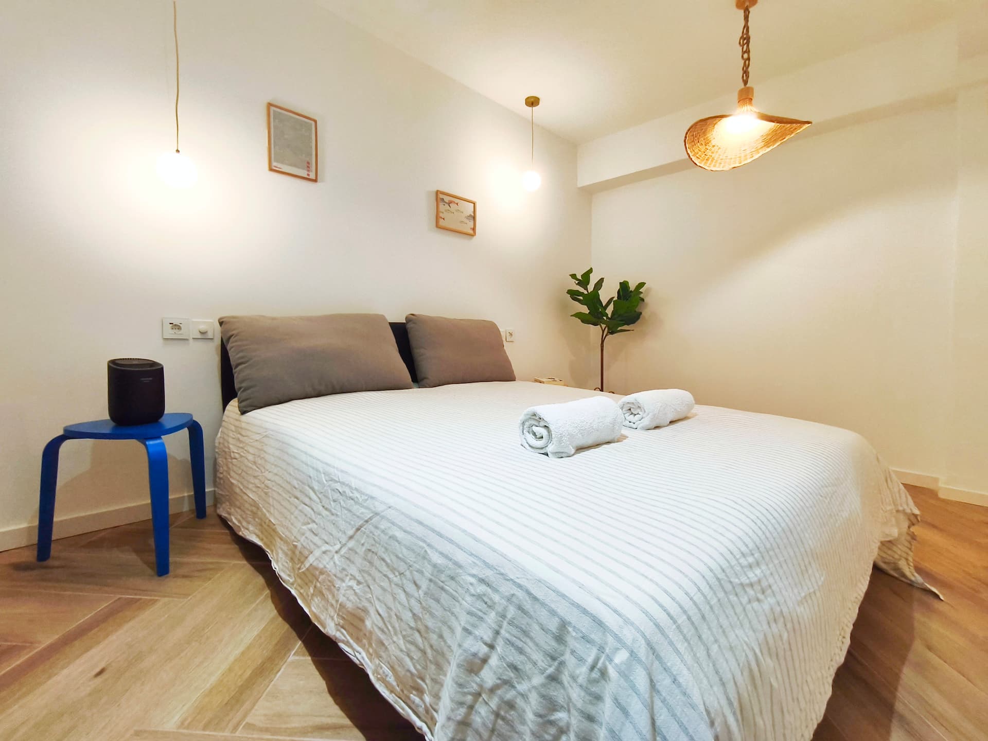 Dormitorio principal de Lo Peix con cama de matrimonio, luminoso y de líneas limpias