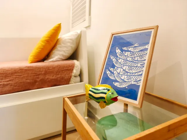 Segundo dormitorio de Lo Peix con cama individual y detalles de color