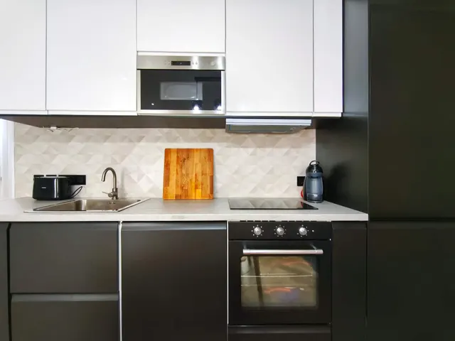 Cocina equipada de Lo Peix con horno, vitrocerámica y encimera de madera