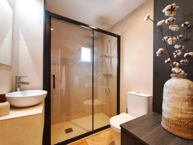 Baño de Lo Peix con ducha a ras de suelo y lavabo sobre encimera