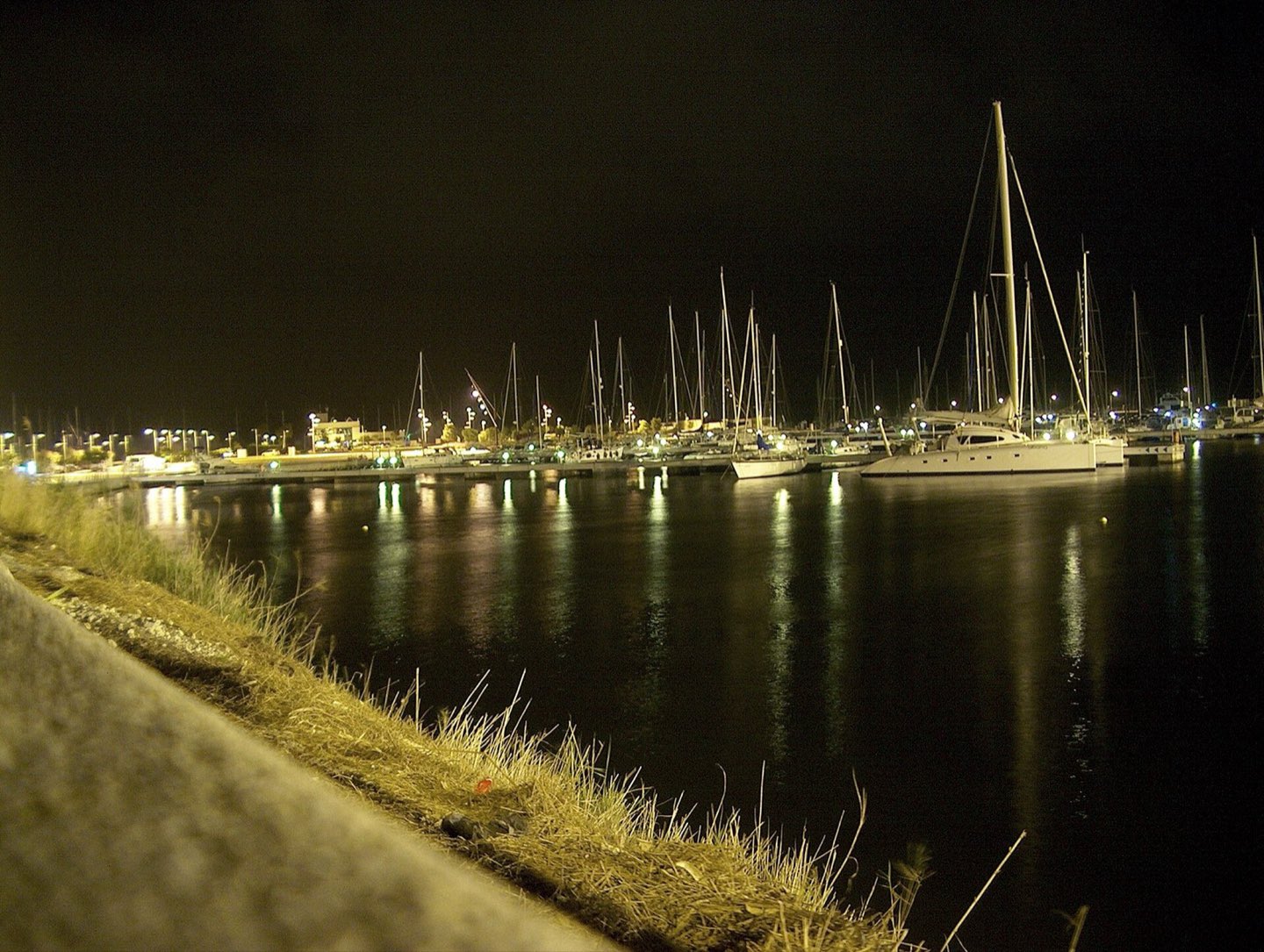 Barcas y mar en el Delta del Ebro