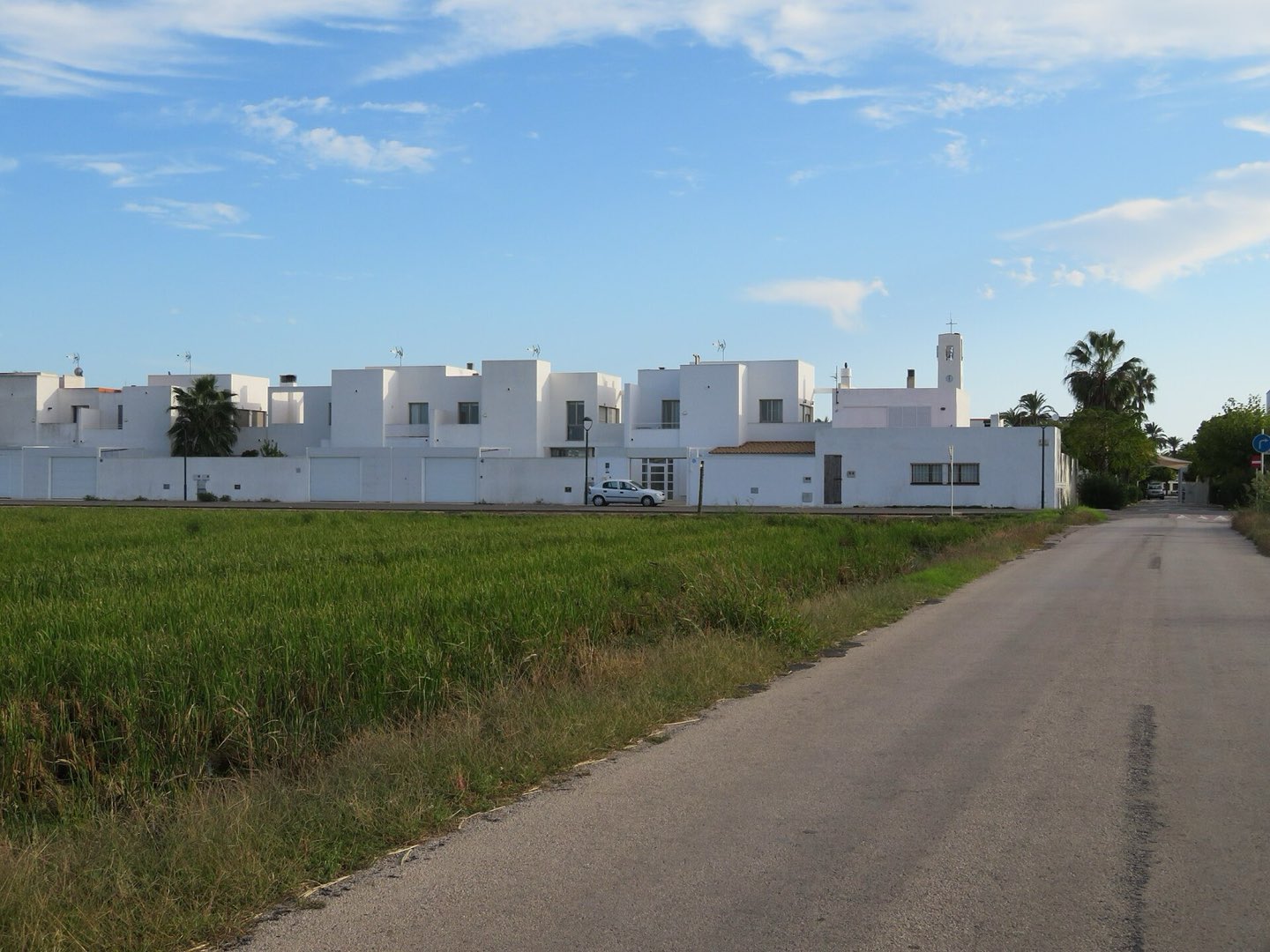 Camino para bicicletas entre los campos del Delta del Ebro